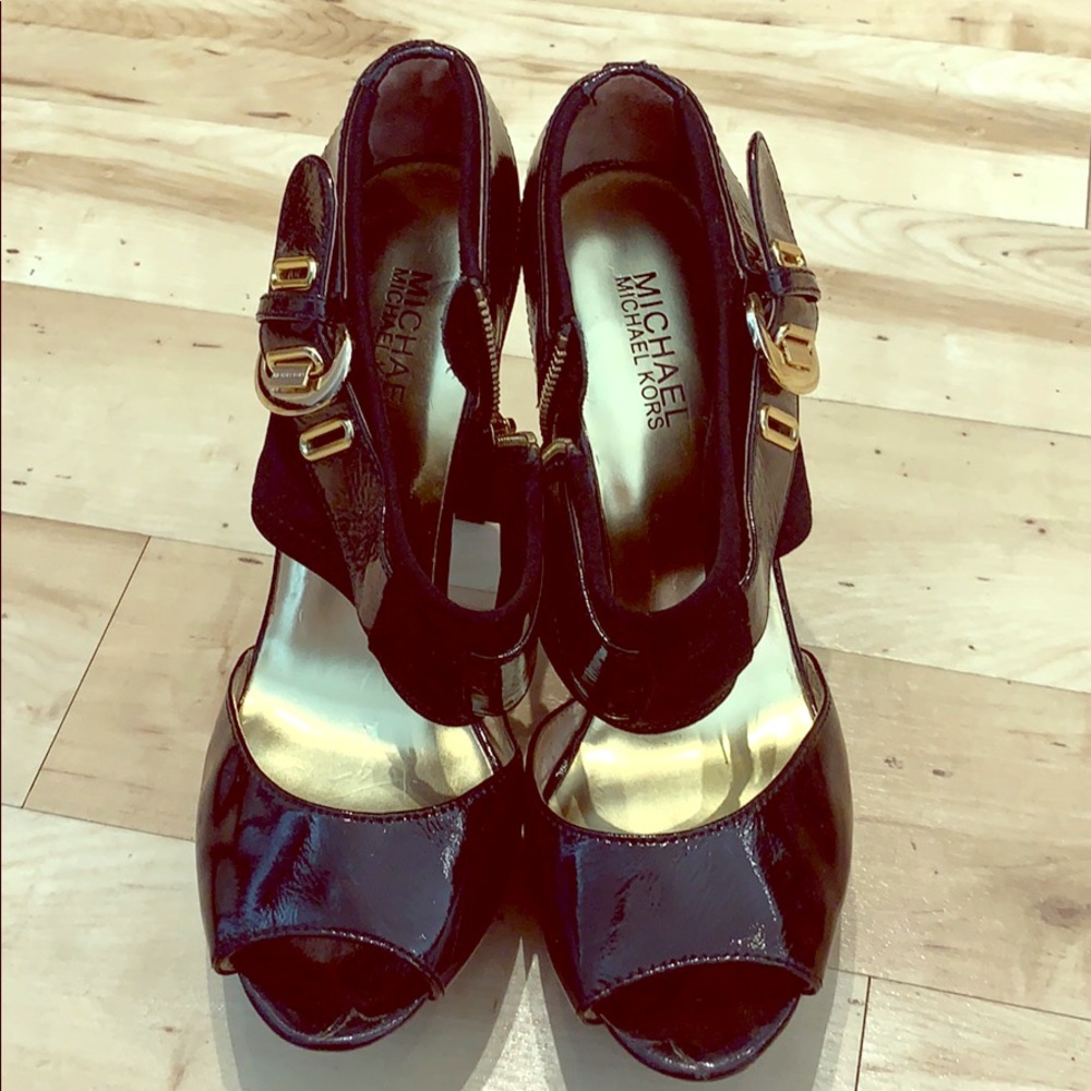 MICHAEL Michael kors Black pumps w/buckle sz 9